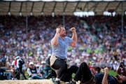 Christian Schuler in Siegerpose. (Bild: Roger Grütter (Estavayer, 28. August 2016))