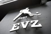 Das EVZ-Logo prangt oberhalb der Hauptkasse vor der Bossard-Arena. (Bild: Maria Schmid (Zug, 9. Oktober 2017))