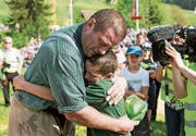 Martin Grab umarmt seinen Sohn Stephan nach dem 125. Kranzgewinn am Schwyzer Kantonalen. Bild: Alexandra Wey/Keystone (Sattel, 6. Mai 2018) (Bild: Alexandra Wey/Keystone (Sattel, 6. Mai 2018))