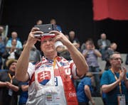 Angespannte Spielerinnen, zufriedene Fans und eine umkämpfte Partie: der Eröffnungsabend der U19-Unihockey-WM in St. Gallen. (Bilder: Benjamin Manser)