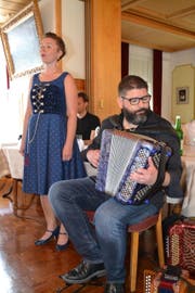 Begleitet von Markus Flückiger am Akkordeon verabschiedete sich Nadja Räss mit einem kleinen Konzert. (Bild: Adi Lippuner)