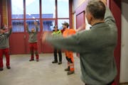 7.10 Uhr: Morgendliches Einturnen im Werkhof in Wartau. (Bild: Brigitt Hunziker Kempf)