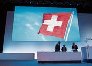 Firmen mit dem Schweizer Kreuz sind begehrt. Im Bild eine Impression von der GV der Grossbank Credit Suisse. (Bild: Ennio Leanza/Keystone (Zürich, 29. April 2016))