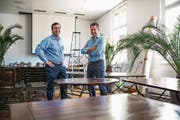 Pächter Jose Carlos Gonzàlez und Reto Bernhard im Saal der «Sonne». (Bild: Roger Grütter (Ebikon, 8. Mai 2018))