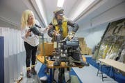 Am Platz ihres Vaters: Sher Green-Larsen in einem komplett rekonstruierten Gefechtsstand einer B-17. Die Uniform stammt von einem Flieger, der im Rheintal notlandete. (Bild: Urs Bucher)