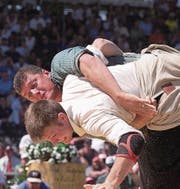 Bei den Eidgenössischen reichte es immer zum Kranz: der 6. Gang in Nyon 2001 gegen Jörg Käser. (Bild: Ruth Tischler (Nyon, 25. August 2001))