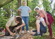 Andreas Cozzio, ehemaliger Jungwächter, zeigt am Posten «Natur erleben», wie mit Hölzer Feuer entwacht wird. (Bild: Zita Meienhofer)