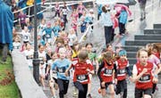 Laufvergnügen für Gross und Klein. Die Schülerkategorien stellen wie immer die grössten Startfelder. (Bild: PD (Stans, 6. Mai 2017))