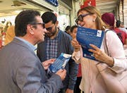 Souad Abderrahim, Kandidatin für das Bürgermeisteramt von Tunis, beim Wahlkampf. (Bild: Katharina Eglau)
