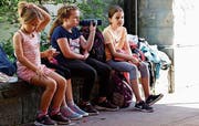 Zwischen Sackhüpfen und Hindernisparcours brauchen die Mädchen und Buben auch einmal eine Pause. (Bilder: Rossella Blattmann)