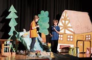 Tina und Ronny laufen über die Chinderbrugg, das verbindende Element zwischen den zerstrittenen Familien. (Bild: Iris Oberle)