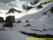 Auf Facebook kursieren derzeit Webcam-Bilder von der Frutt, auf denen sich ein Bär anscheinend über längere Zeit in der Nähe des Hotel Frutt Family Lodge aufhält. (Bild: Screenshot Webcam Melchi/Melchsee-Frutt)