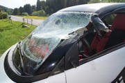 Auf der Ratenstrasse hat ein Traktor einen Smart übersehen und seitlich aufgeschlitzt. Wie durch ein Wunder wurde der Autofahrer nur leicht verletzt. (Bild: PD)