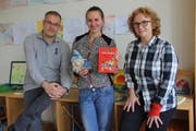 Patrick Hanhart, Mitglied Verein Bullerbü-Schule, Eva Anna Barucki, Lehrerin und Schulleiterin, und Lotty Wohlwend, Präsidentin des Trägervereins, (von links) informieren über das neue Angebot. (Bild: Cecilia Hess-Lombriser)