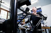 Erwin Iten freut sich auf viele Kunden in seiner neuen Werkstatt in Cham. Bild: Stefan Kaiser (11. Mai 2018)