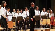 Herzhafter Applaus für «Symphonic Concert»: Dirigent Daniel Ritter und seine Musiker bedanken sich beim Publikum. (Bild: Thomas Widmer)