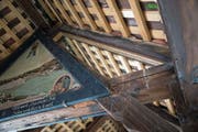 Fast nicht zu sehen: Brandschutzglas im Leerraum zwischen Dachbalken und Brückenbild rechts oben. (Bild: Manuela Jans-Koch (3. Mai 2018))
