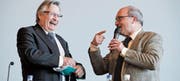 Der scheidende Parlamentspräsident Luzi Schmid freut sich über die ehrenvolle Würdigung durch seinen Nachfolger Riquet Heller. (Bild: Donato Caspari)