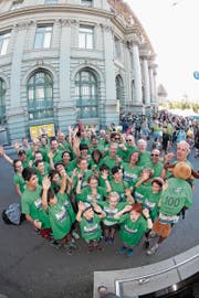 Die Jubiläumsvertretung des Luzerner SC: 50 Läufer bilden die Hundertfüssler. (Bild: Roger Zbinden)