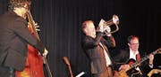 Rodrigo Aravena, Dani Felber und Bernd Hess spielen in der Aula Sandbänkli. (Bild: Charlotte Kehl)