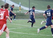 Die Ebnat-Kappler in der Vorwärtsbewegung. Die Tore 11, 12 und 13 hätten ebenfalls fallen können. Für die Mannschaft um Trainer Jörg Stadelmann geht’s schon heute mit dem Heimspiel gegen Bazenheid II weiter. (Bild: Walter Züst)