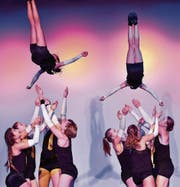 Waghalsige Akrobatiknummern gehören ebenfalls zum Programm der Co-Dancer im Pentorama. (Bild: Manuel Nagel)
