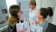 Annemarie Diehl, Leiterin und Berufs- sowie Laufbahnberaterin, im Gespräch mit zwei Frauen, die sich informierten. (Bild: Roland P. Poschung)
