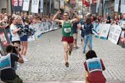 Triumphiert und wird gefeiert: Simon Schüpbach. (Bild: Roger Zbinden)