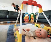 Personen mit elterlicher Sorge oder Obhut für Kinder sollen künftig höhere Beträge von den Steuern abziehen können. (Bild: Gaëtan Bally)