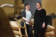 Die vierte Generation in der Familientradition: Beatrice (l.) und Evelyne Rast in ihrer Rösterei in Ebikon. (Bild: Dominik Wunderli (23. April 2018))