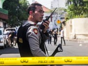 Ein indonesischer Polizist sichert den Tatort ab. Bei dem Selbstmordanschlag in der Grossstadt Surabaya wurden erneut Kinder eingesetzt. (Bild: Keystone/EPA/FULLY HANDOKO)