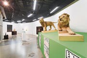 Vor den ausgestopften Löwen des exzentrischen Künstlers Urs Eggenschwyler (1849-1923) in der Kunsthalle Luzern wird an diesem Sonntag debattiert. (Bild: Kilian Bannwart/PD)