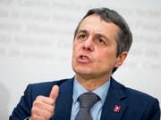 Daumen hoch für das Rahmenabkommen mit der EU? Laut Bundesrat und Aussenminister Ignazio Cassis ist eine Lösung bis im Sommer realistisch. (Bild: KEYSTONE/CHRISTIAN MERZ)