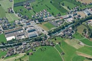 Die Halle soll auf der Wiese links vom bestehenden Kasernenareal zu stehen kommen (linker Bildrand). (Bild: PD)