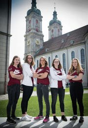 Luisa Cotti (2. von rechts) mit dem Spielerrat des U19-Nationalteams vor der Kathedrale. (Bild: Ralph Ribi)