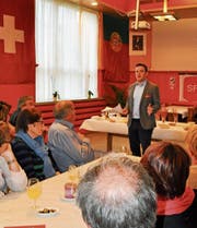 Der Bündner SP-Grossrat Jon Pult forderte bei seiner 1.-Mai-Rede in Rorschach vehement die Lohngleichheit. (Bild: Ramona Riedener)