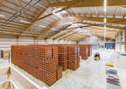 Blick in die neu erstellte Logistikhalle der Mineralquelle Bad Knutwil, die 6 Millionen Franken gekostet hat. (Bild: PD)