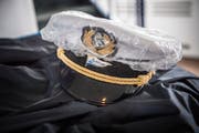 Schifffahrt findet draussen statt: Regenschutz für die Mütze. (Bild: Andrea Stalder)