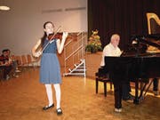 Die Geigerin Anju Hunziker aus Hergiswil holte sich mit ihrem Vortrag Höchstnoten und durfte – begleitet am Klavier von David Sonder – am Abschlusskonzert teilnehmen. (Bild: Kurt Liembd (Stans, 6. Mai 2018))