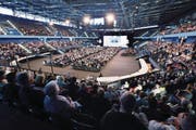 2644 Aktionäre der Zuger KB fanden sich in der Bossard-Arena ein. Auch dieses Jahr erhielten am Ende alle den traditionellen Zuger Kirsch. (Bild: Werner Schelbert (5. Mai 2018))