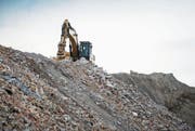Die Eberhard Bau AG in Rümlang (ZH) betreibt das schweizweit grösste Baustoff-Recycling-Zentrum. (Bild: Patrick Huerlimann/KEY)