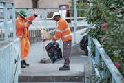 Asylsuchende reinigen einen Treppenbereich, am Mittwoch, 18. Oktober 2017, in Biasca. Mehrere Asylsuchende sind derzeit in der Zivilischutzanlage von Biasca untergebracht. Es ist geplant, dass sie drei Wochen dort bleiben. In dieser Zeit sind sie Teil eines Beschaeftigungsprogrammes und verrichten verschiedene gemeinnuetzige Arbeiten. (KEYSTONE/Ti-Press/Francesca Agosta) (Bild: Francesca Agosta/Keystone)