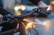 Mit seinen Blinker will das Start-up-Unternehmen Velohub einen Beitrag zu mehr Sicherheit bieten. Sie blinken und sind auch Bremslicht. Sie werden per USB-Anschluss geladen und per Magnet fixiert. (Bild: PD)
