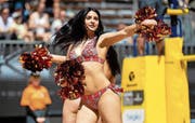 Impressionen vom Beachvolleyturnier in Luzern (von oben links, im Uhrzeigersinn): Russlands Olga Motrich gibt Zeichen, ein Spieler hebt ab, Cheerleader sorgen für Stimmung, Adrian Heidrich (links) und Mirco Gerson jubeln, und Marco Krattiger kümmert sich um den Durchblick. (Bild: Philipp Schmidli (Luzern, 12. Mai 2018))