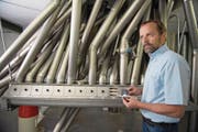 Franz Suter, Geschäftsführer der Pfisternmühle, prüft auf dem Rohrboden die Mehlqualität. (Bild: Corinne Glanzmann (Alpnach, 8. Mai 2018))