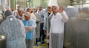 Firmenchef Mathias Koch (rechts im Bild) erklärt den Gästen die neue Ziegen-Frischkäse-Produktionsanlage. (Bild: GÄ)