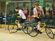 Rafael Artho (am Ball) und Björn Vogel lösen einen Angriff aus. (Bild: Urs Nobel)