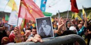 Eine Oppositionelle hält in Istanbul ein Foto des inhaftierten Selahattin Demirtas hoch. Der Kurdenpolitiker wartet seit fast eineinhalb Jahren auf einen Prozess. (Bild: Lefteris Pitarakis/AP (21. März 2018))