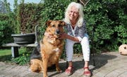 Dirigentin Marianne Thalmann mit ihrer Hündin Joya. (Bild: Hana Mauder Wick)