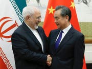 Chinas Aussenminister Wang Yi (rechts) sagt am Sonntag dem Aussenminister Irans, Mohammed Dschawad Sarif, strategische Hilfe bei der Frage um das iranische Atomabkommen mit den Westmächten zu. (Bild: KEYSTONE/AP Pool Reuters/THOMAS PETER)